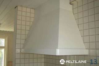 Valkoinen huuva seinin kulmassa