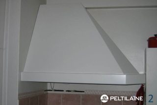 Valkoinen huuva kulmassa