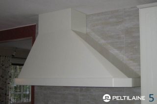 Valkoinen huuva suoralla seinällä