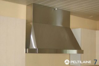 Ruostumaton huuva kaapistojen välissä