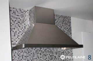 Ruostumaton huuva suoralla seinällä